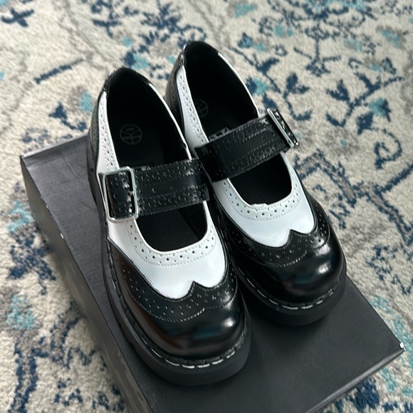 Black & white Brogue T.U.K Mary Jane shoes - Picture 4 of 11